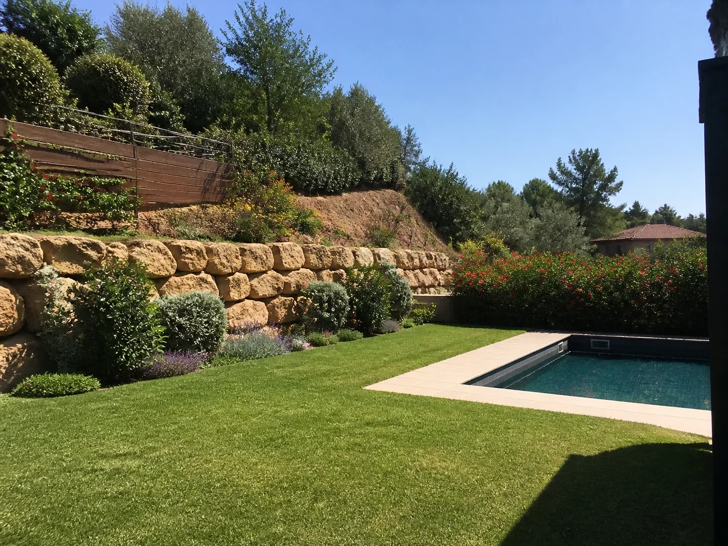 Jardín premium con piscina y bancales de piedra en Mallorca